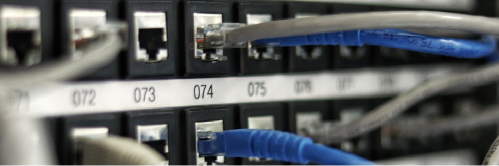 Op de afbeeelding staat een achterkant van een server