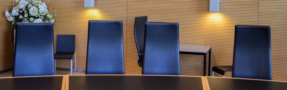 Enkele stoelen van de raadszaal