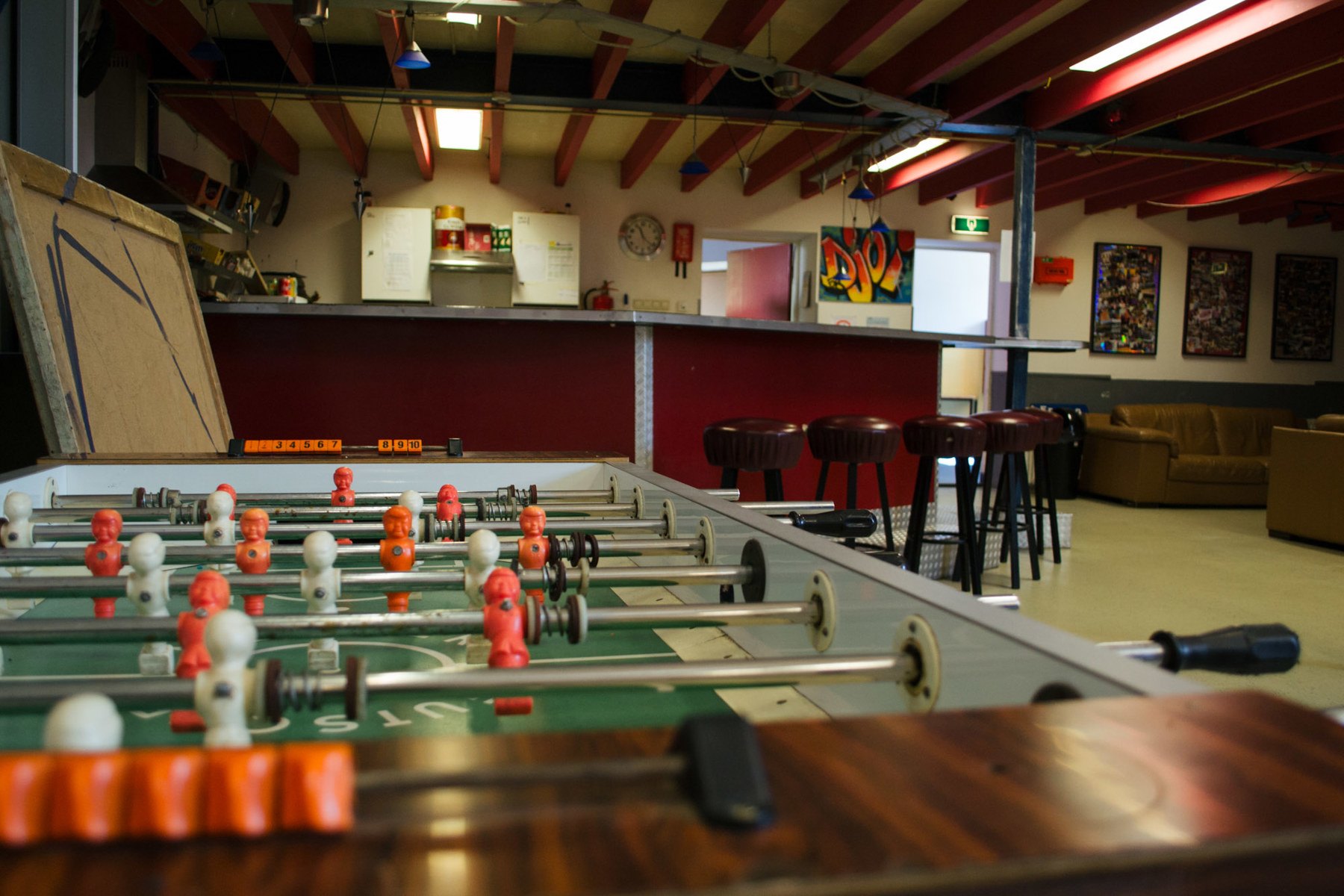 Een afbeelding van een kantine met voetbalspel