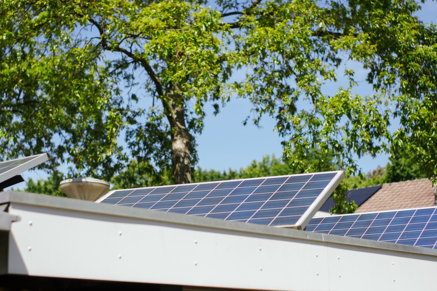 Een afbeelding van zonnepanelen op een dak