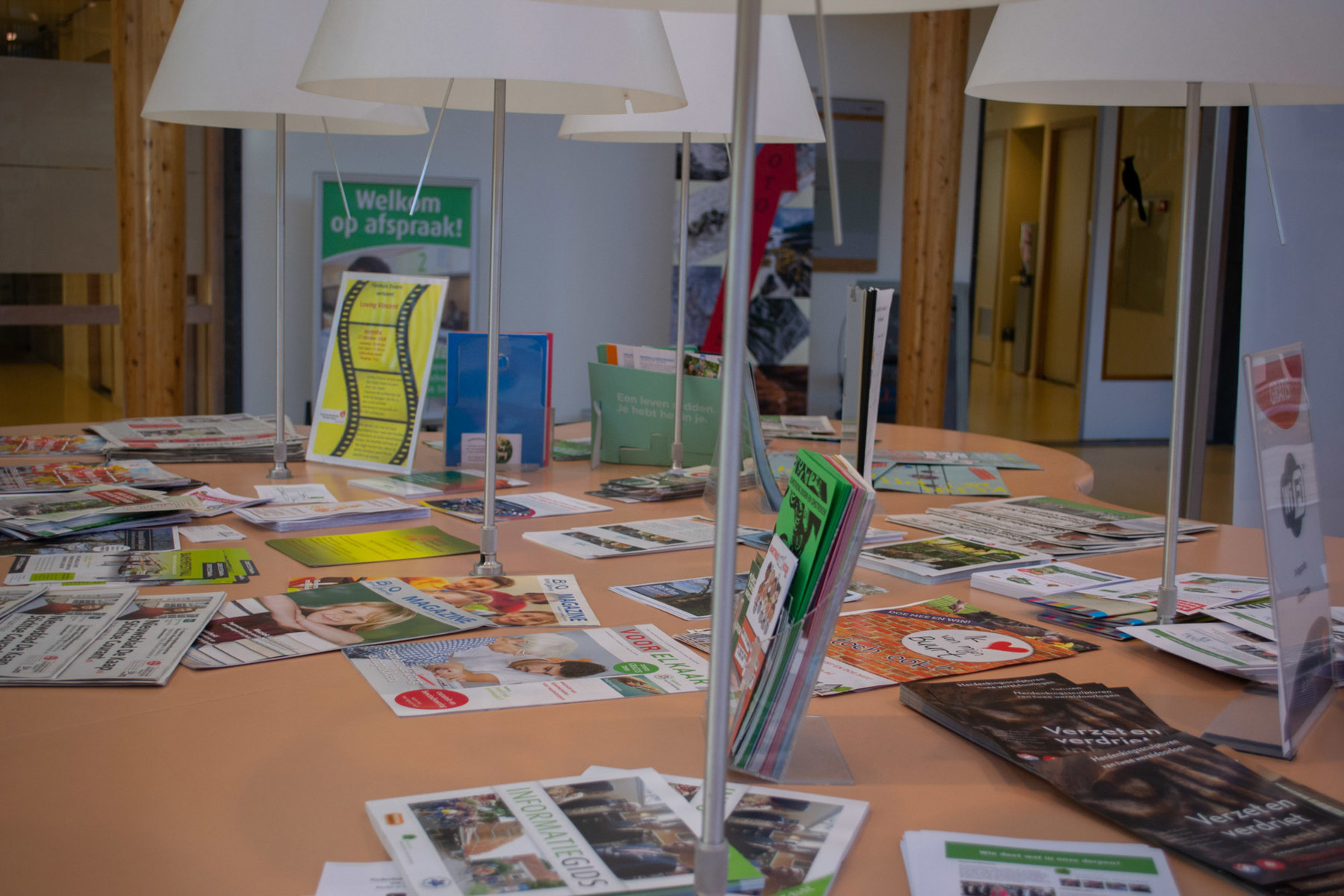 Een afbeelding van een tafel met folders