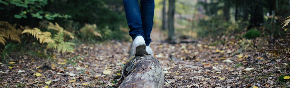 Een afbeelding van een lopend persoon over een stuk hout