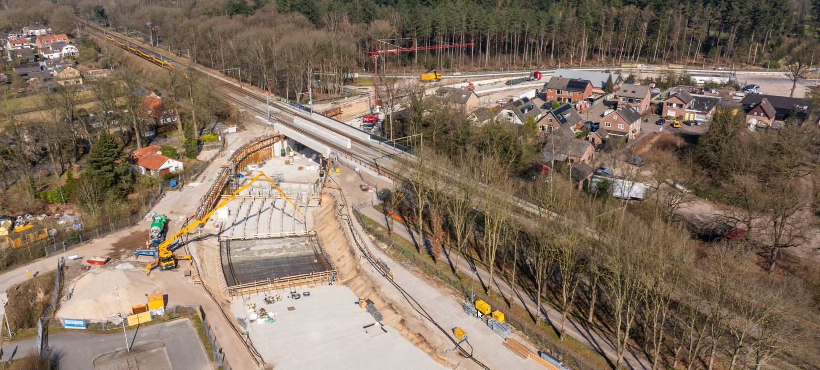 Een afbeelding van glazenwasserd tegen gebouw aan
