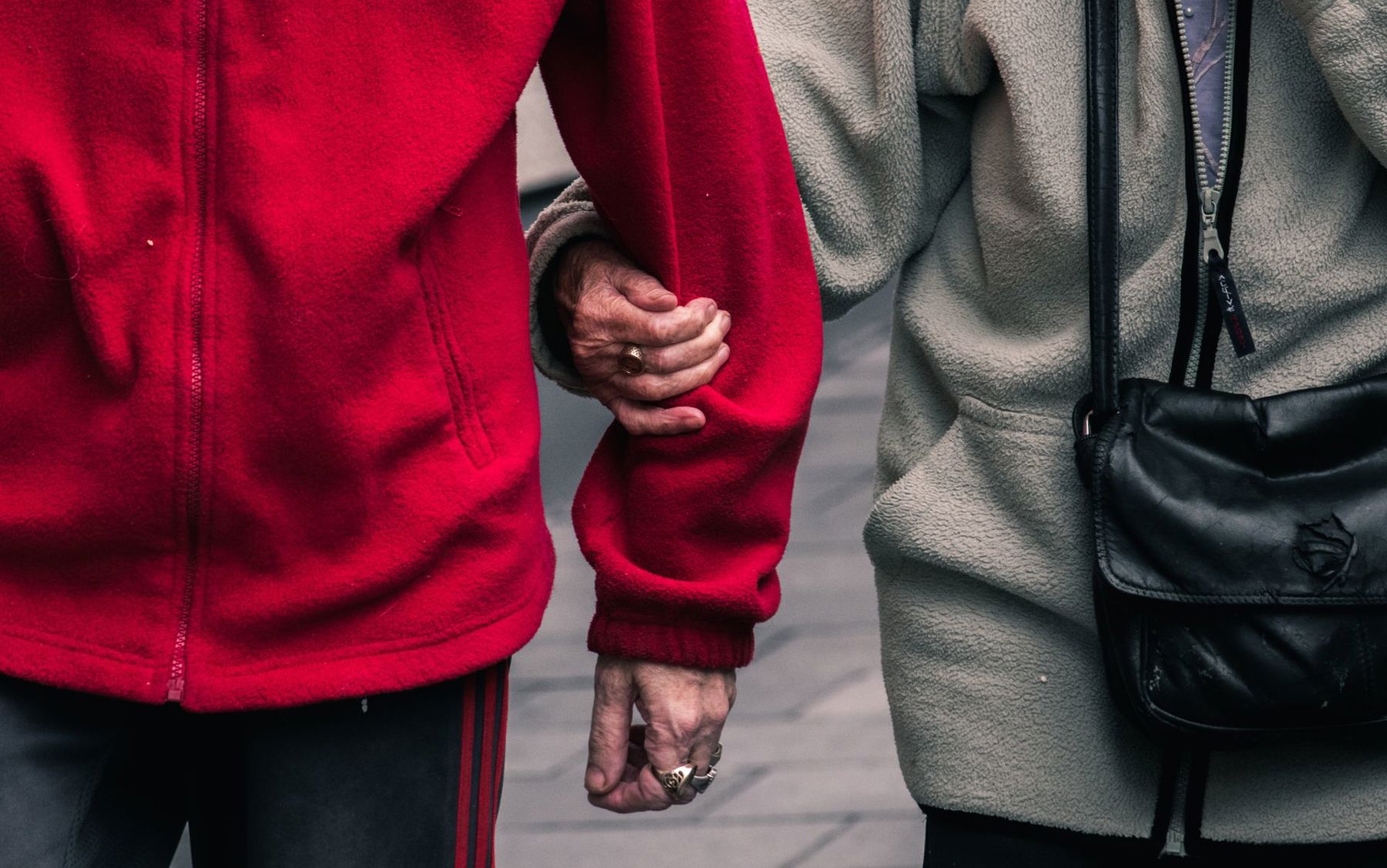 Een afbeelding van de mensen arm in arm